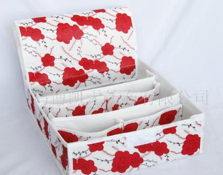 ��ɫ�����ռ{��